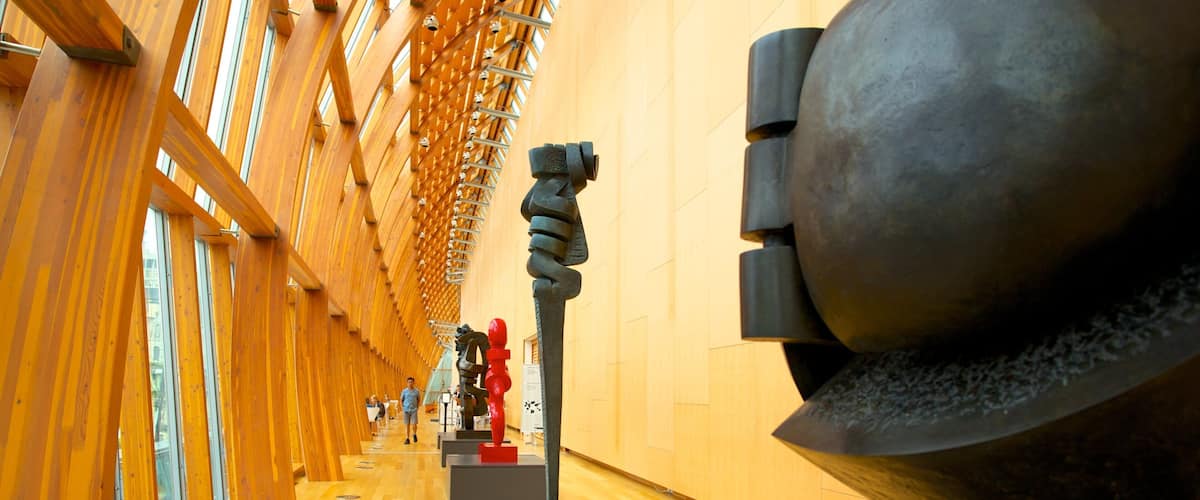 Kunstgalerie van Ontario bevat interieur, moderne architectuur en een standbeeld of beeldhouwwerk