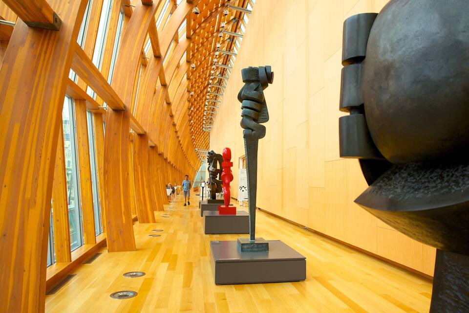 Una galleria d'arte moderna con travi in legno e grandi sculture.