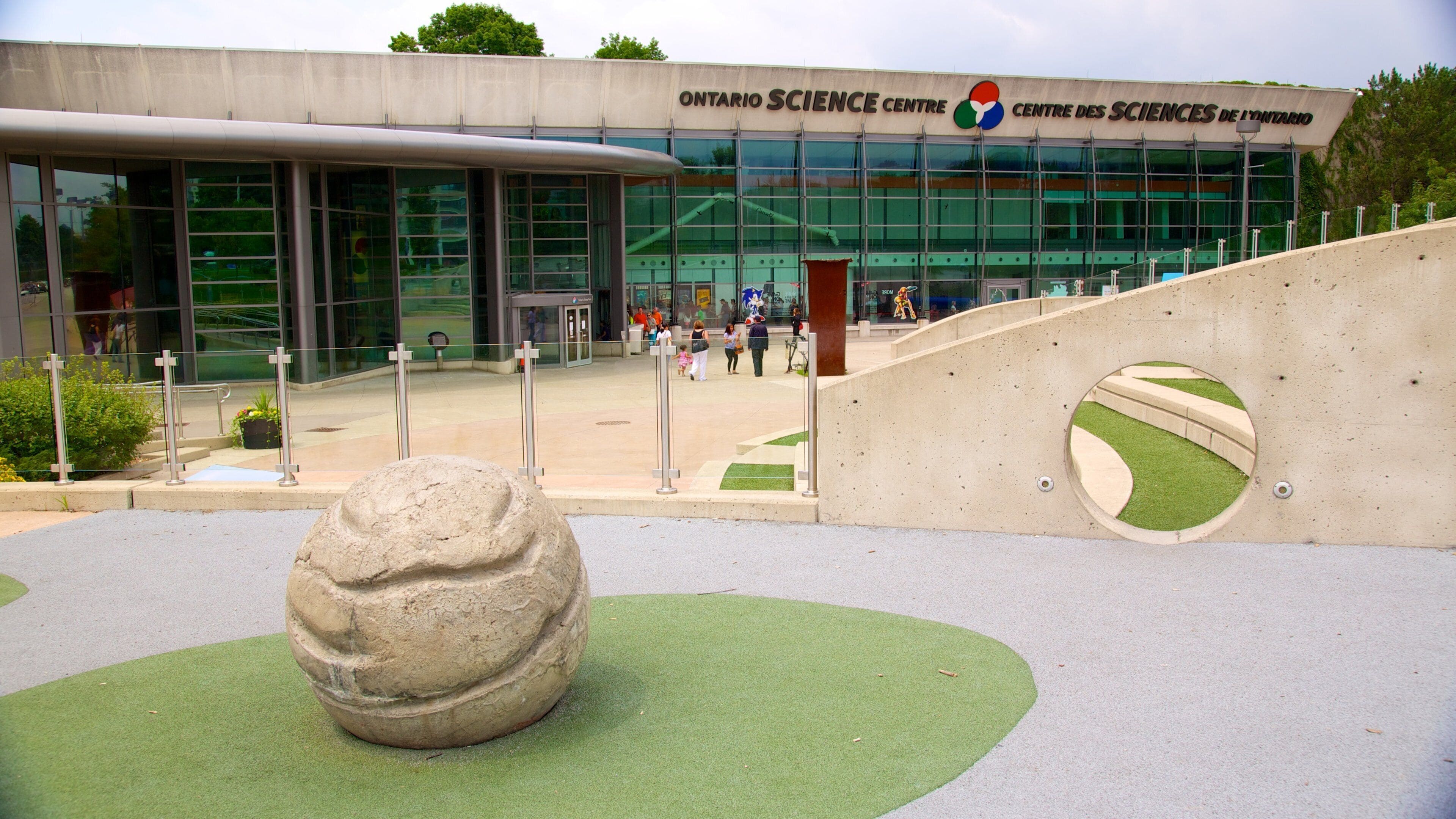 Ontario Science Centre, Toronto, Ontario, Canada som inkluderer utendørs kunst og skilt