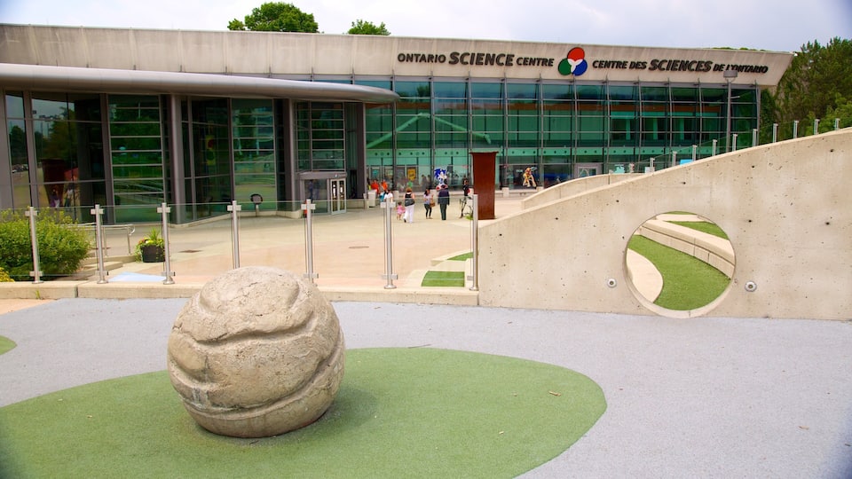 Ontario Science Centre, Toronto, Ontario, Canada som inkluderer utendørs kunst og skilt