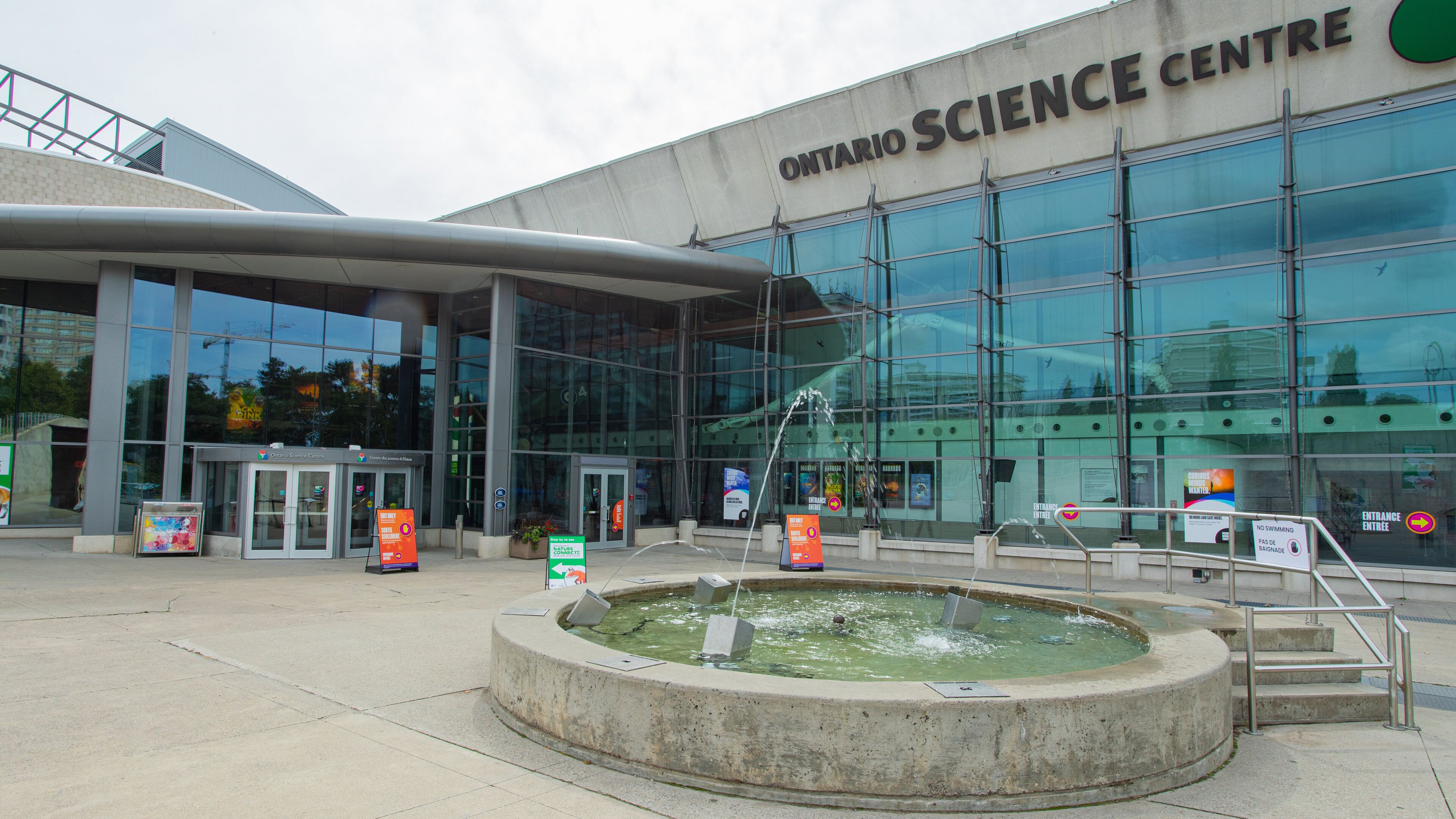 Ontario Science Centre which includes a fountain and signage