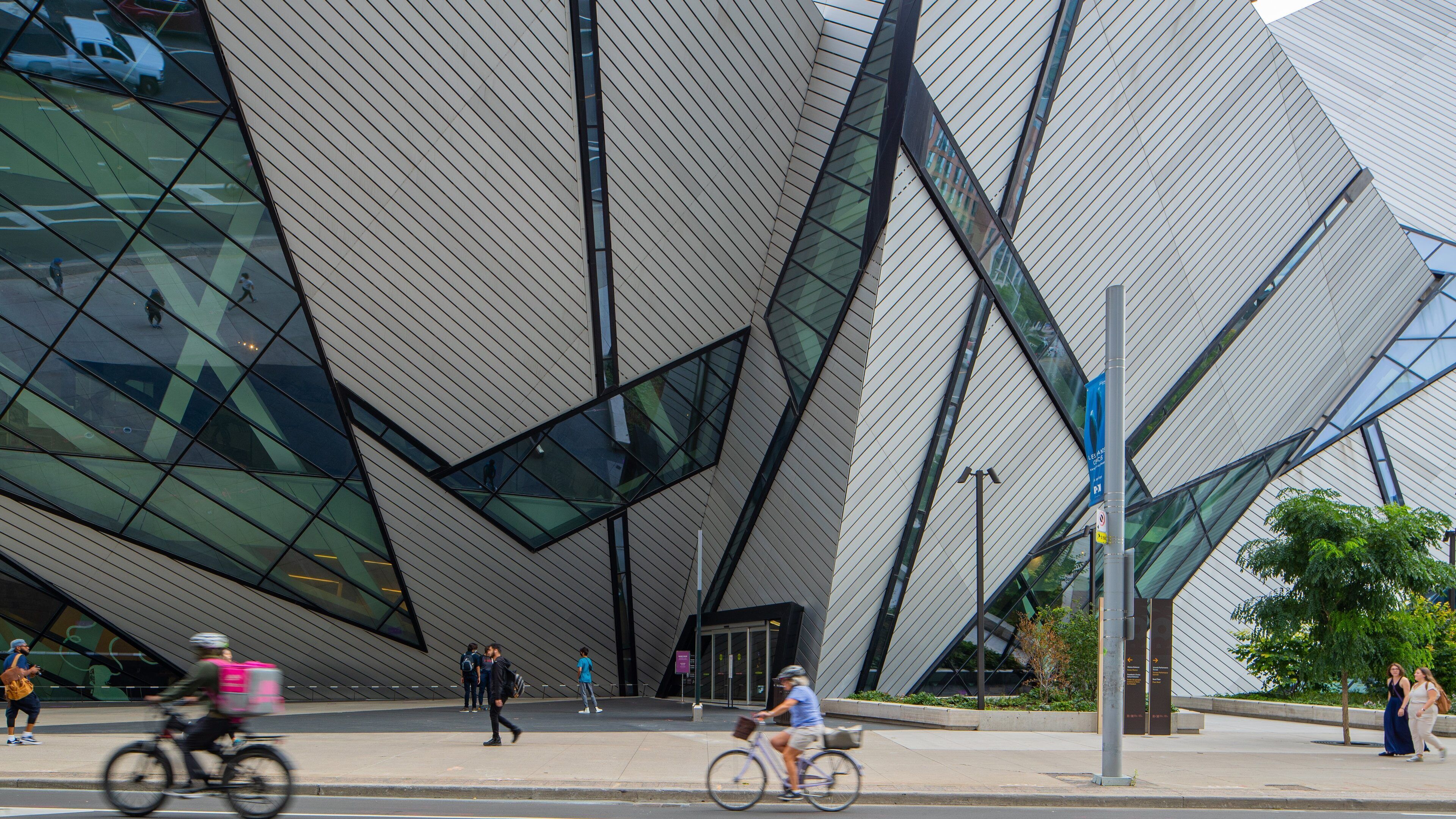 Royal Ontario Museum featuring modern architecture and cycling