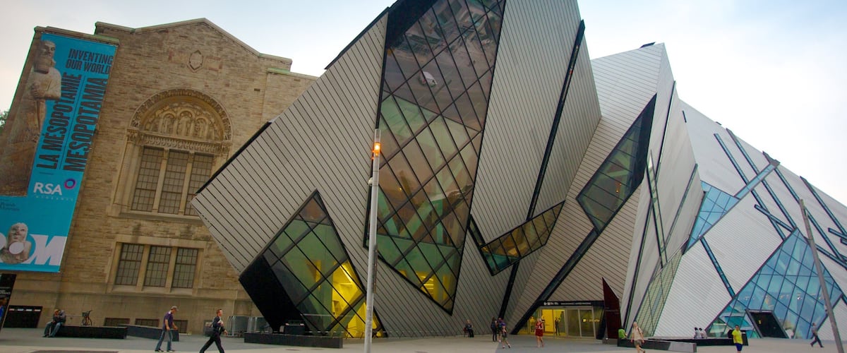 Royal Ontario Museum featuring a city, street scenes and modern architecture