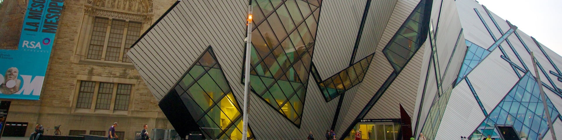 Royal Ontario Museum showing modern architecture, a city and street scenes