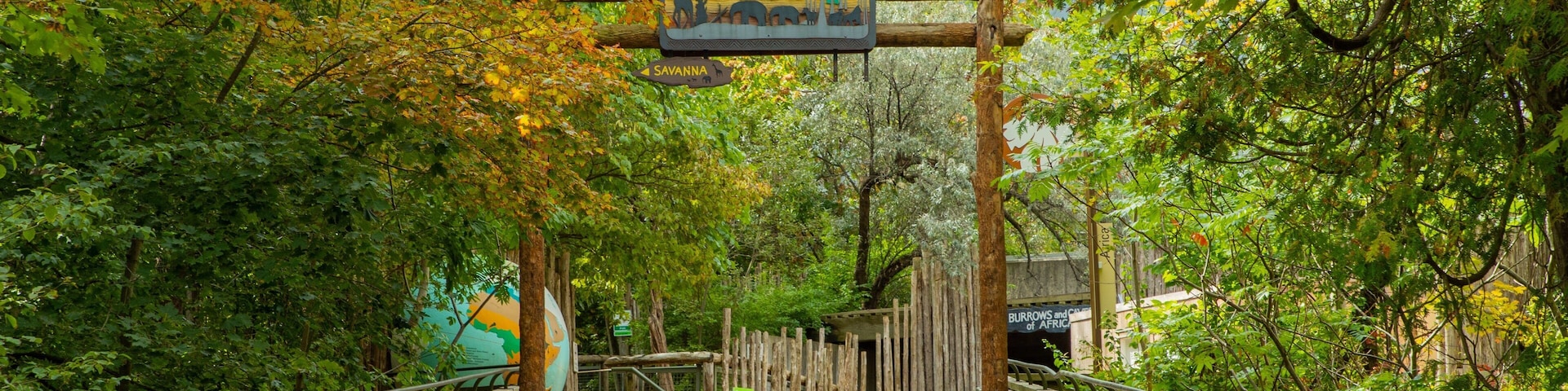 Toronto Zoo showing zoo animals and signage