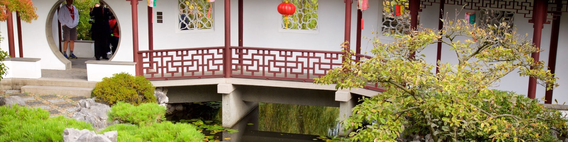 Dr. Sun Yat-Sen Classical Chinese Garden que inclui um templo ou local de adoração, um lago e um jardim