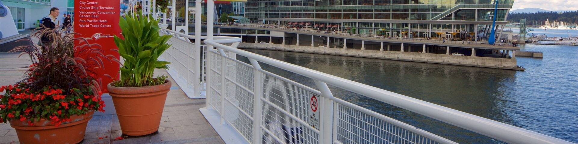 Canada Place welches beinhaltet Stadt, moderne Architektur und Bucht oder Hafen