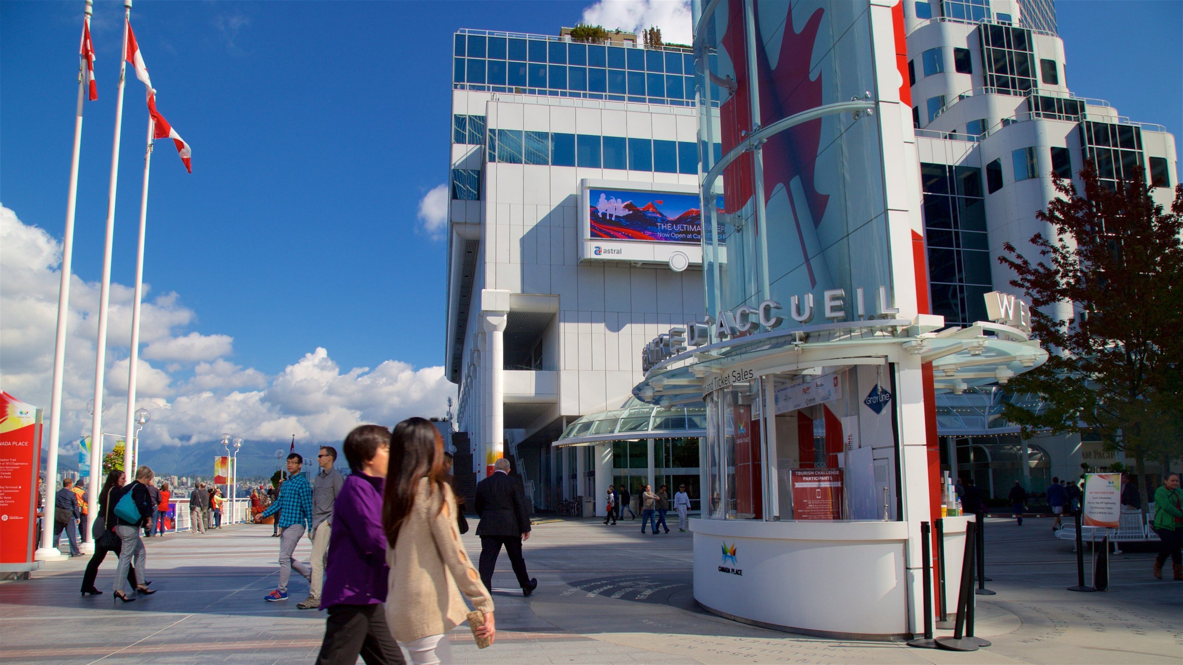 Canada Place mettant en vedette bâtiment public et square ou place aussi bien que petit groupe de personnes