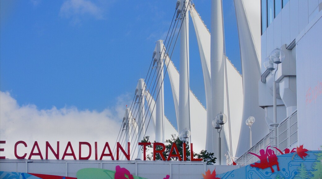 Canada Place mostrando arquitetura moderna e sinalização