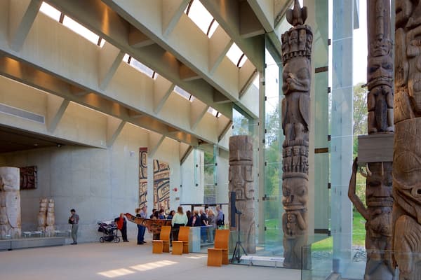 Musée d\'anthropologie de Vancouver montrant culture autochtone et vues intérieures