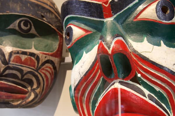 Musée d\'anthropologie de Vancouver qui includes vues intérieures et culture autochtone