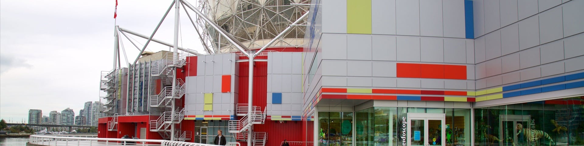 TELUS 世界科學 呈现出 海灣或海港 和 現代建築