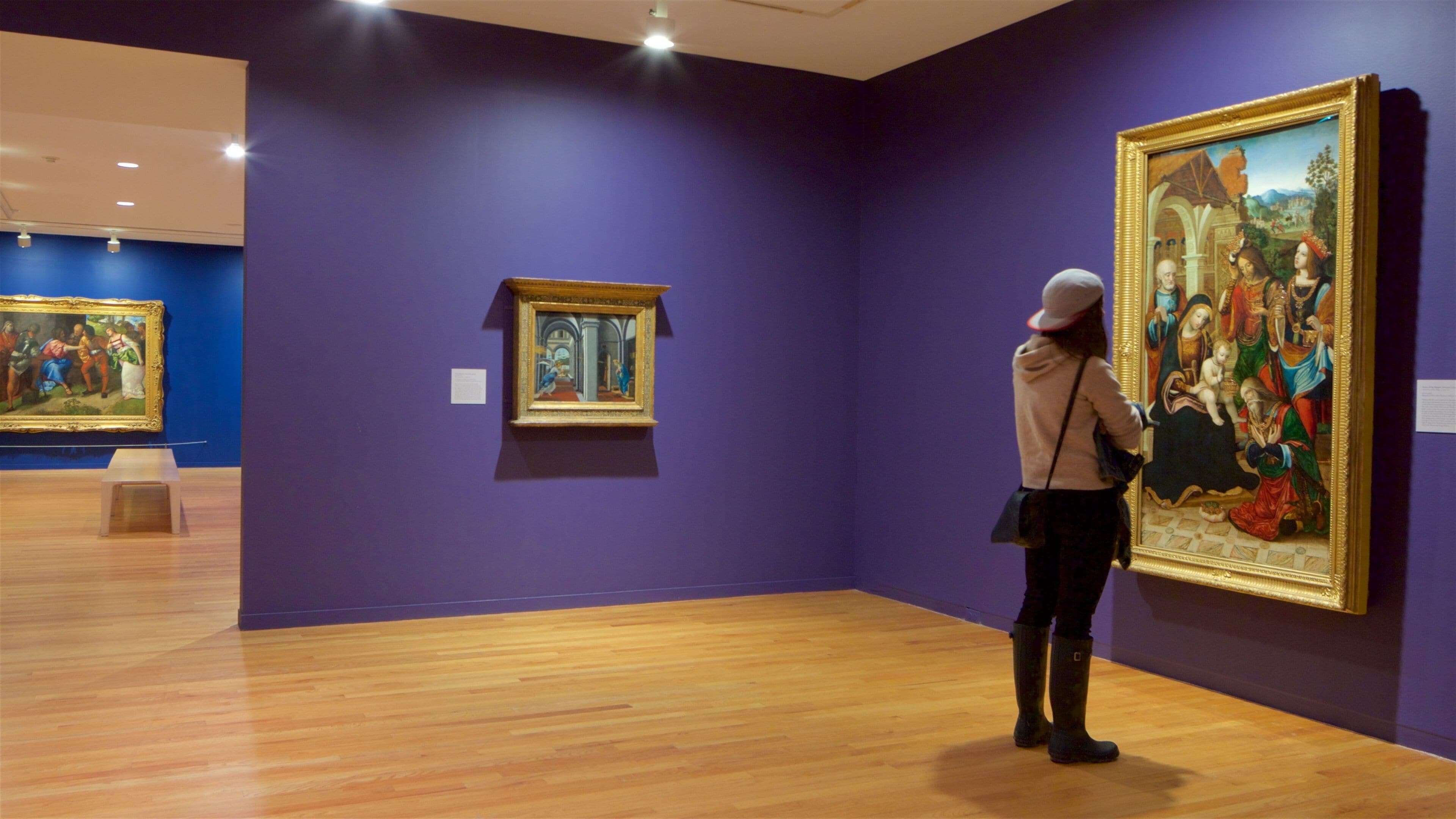 Vancouver Art Gallery som inkluderar interiörer och konst såväl som en kvinna