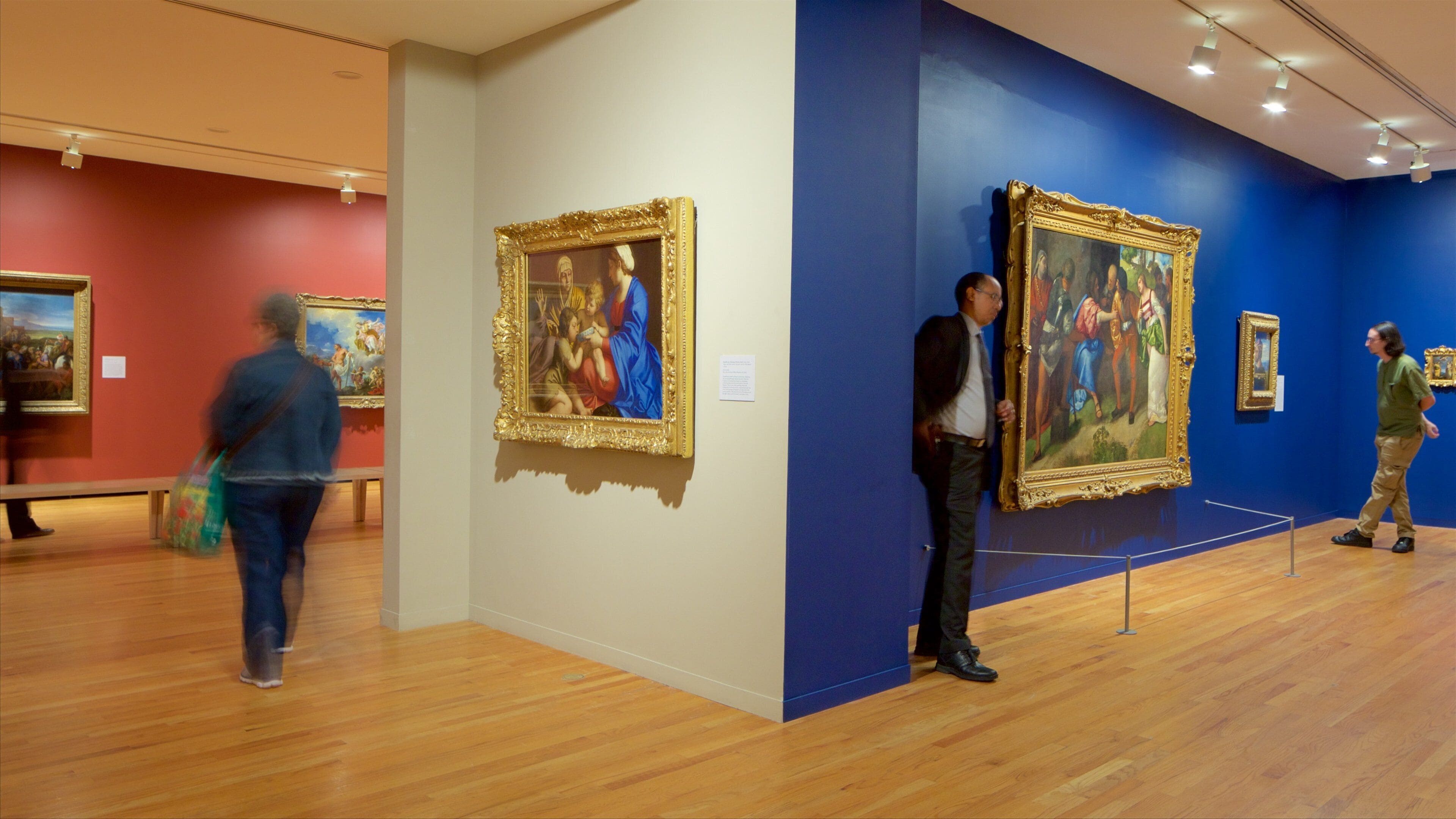 Vancouver Art Gallery toont kunst en interieur en ook een klein groepje mensen