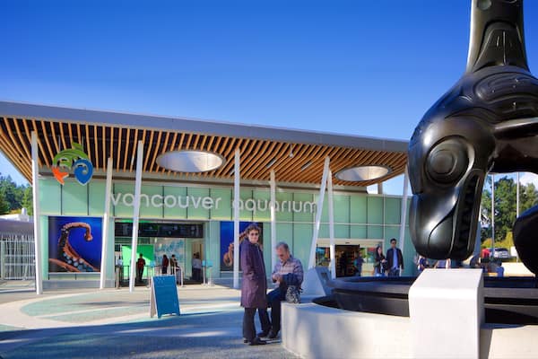 Vancouver Aquarium das einen Meeresbewohner und Outdoor-Kunst sowie kleine Menschengruppe