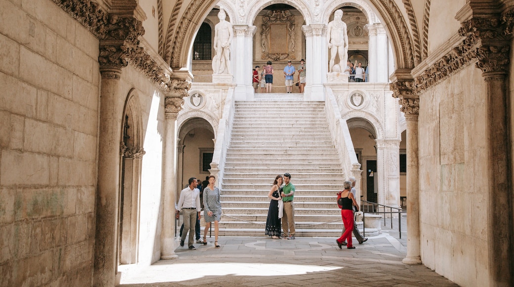 Doge\'s Palace featuring street scenes and heritage elements