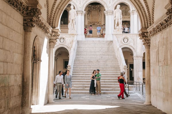 Doge\'s Palace featuring street scenes and heritage elements