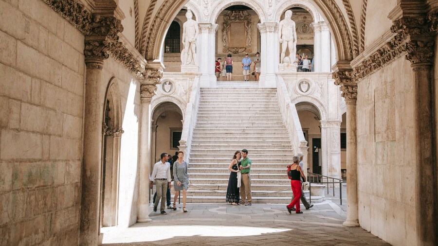 Doge\'s Palace featuring street scenes and heritage elements