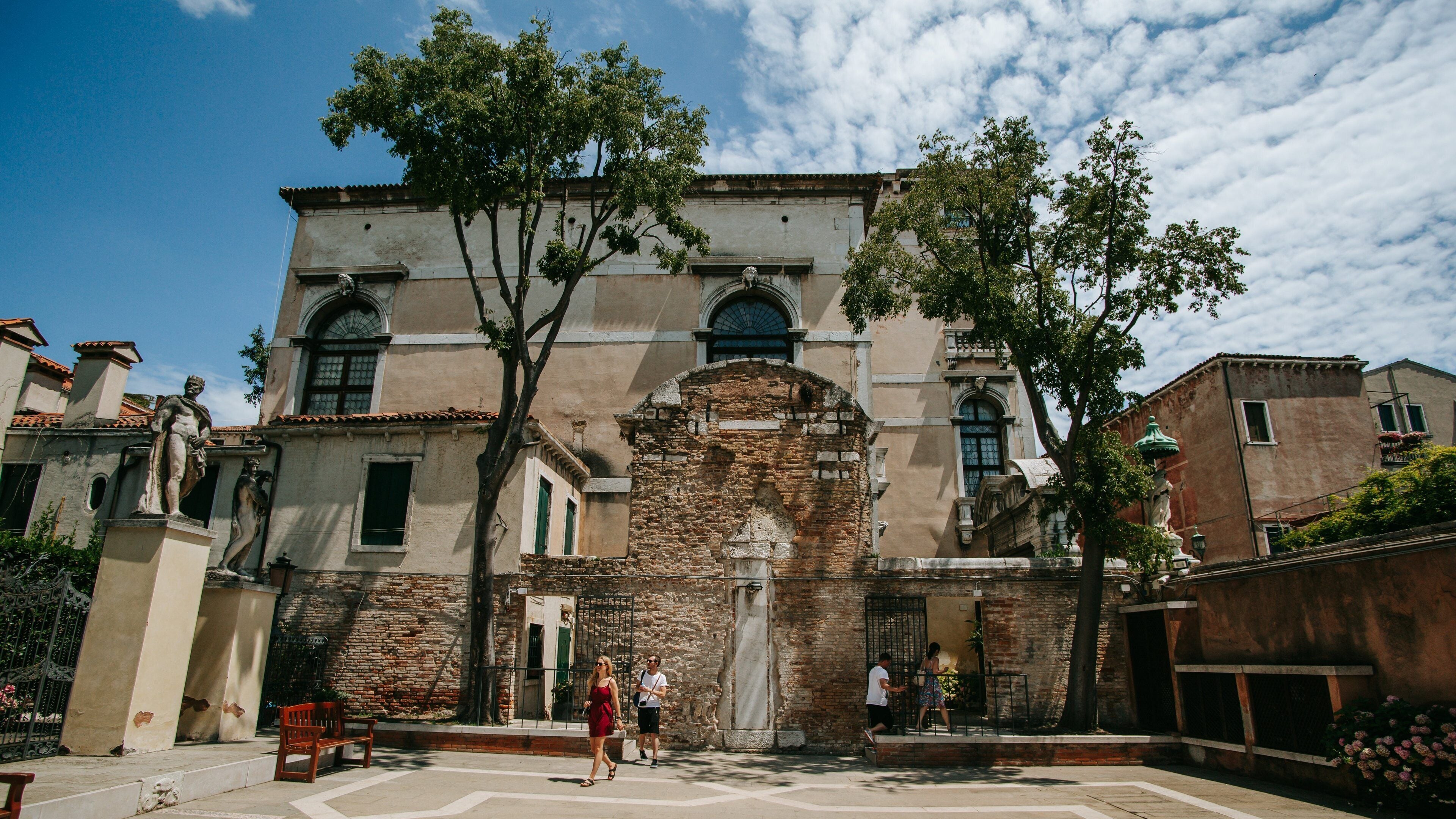 Ca\' Rezzonico showing heritage elements and street scenes