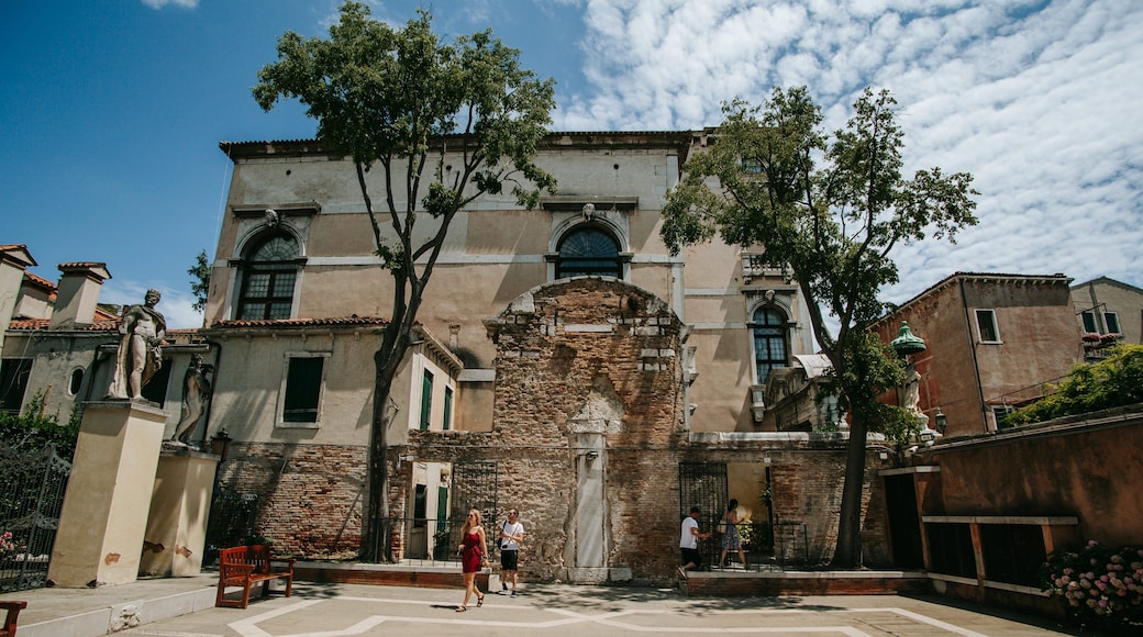 Ca\' Rezzonico showing heritage elements and street scenes