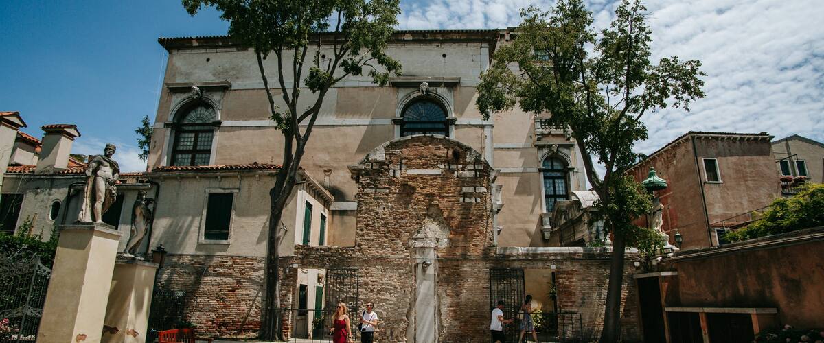 Ca\' Rezzonico showing heritage elements and street scenes