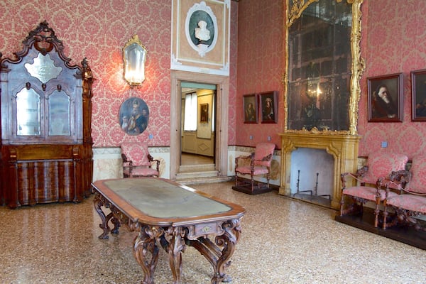 Ca\' Rezzonico mostrando arte, un castillo y vistas de interior