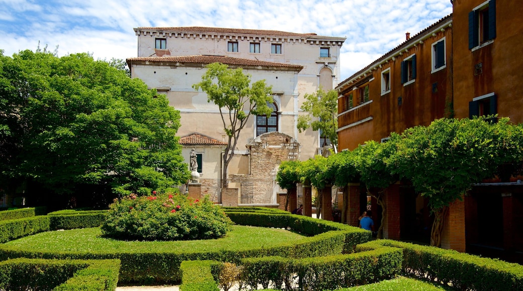 Ca\' Rezzonico mostrando architettura d\'epoca e giardino