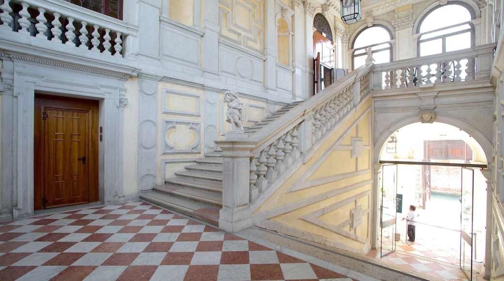 Ca\' Rezzonico caratteristiche di castello, vista interna e architettura d\'epoca