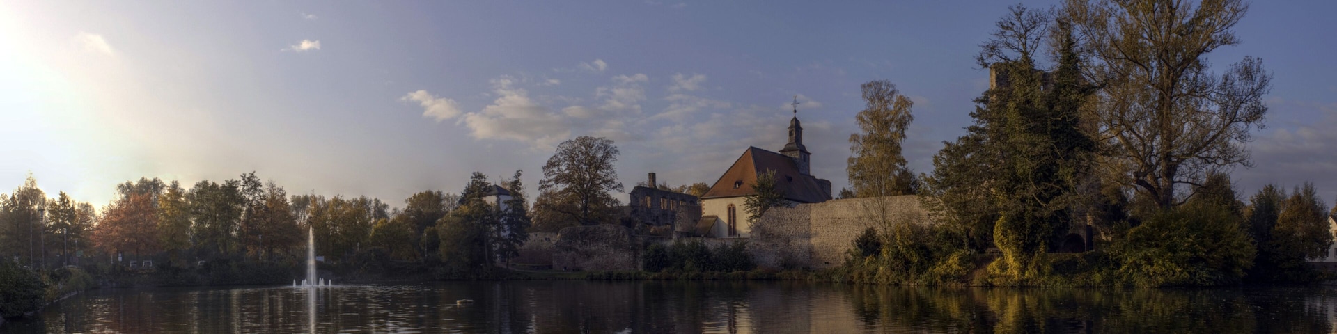 Burg Hayn in Dreieich von der nord-östlichen Ecke des Weihers.