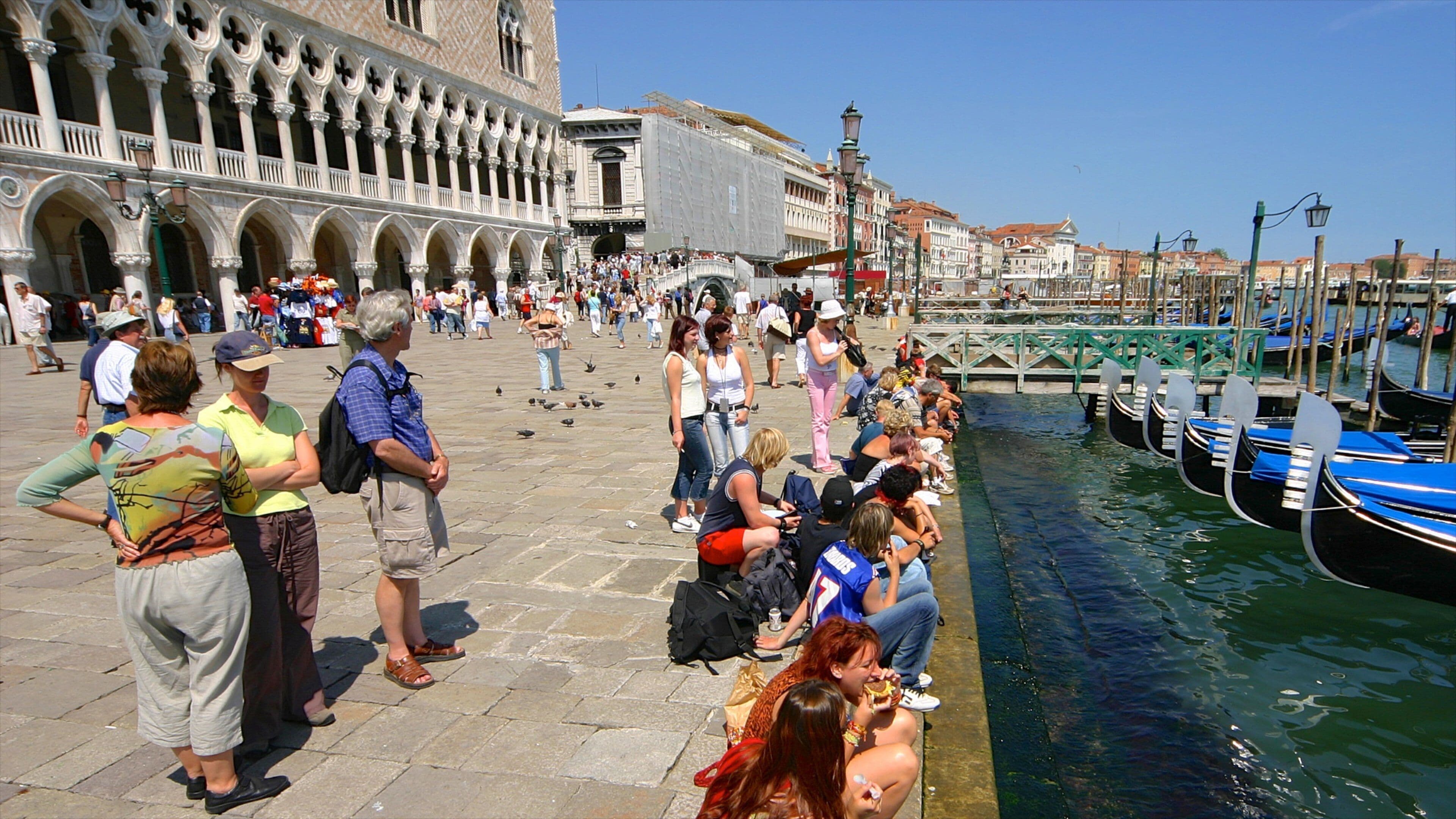 Markusplassen fasiliteter samt gatescener, historisk arkitektur og palass
