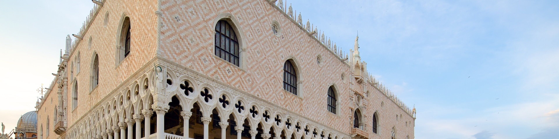 Plaza de San Marcos que incluye arquitectura patrimonial y una plaza y también un gran grupo de personas