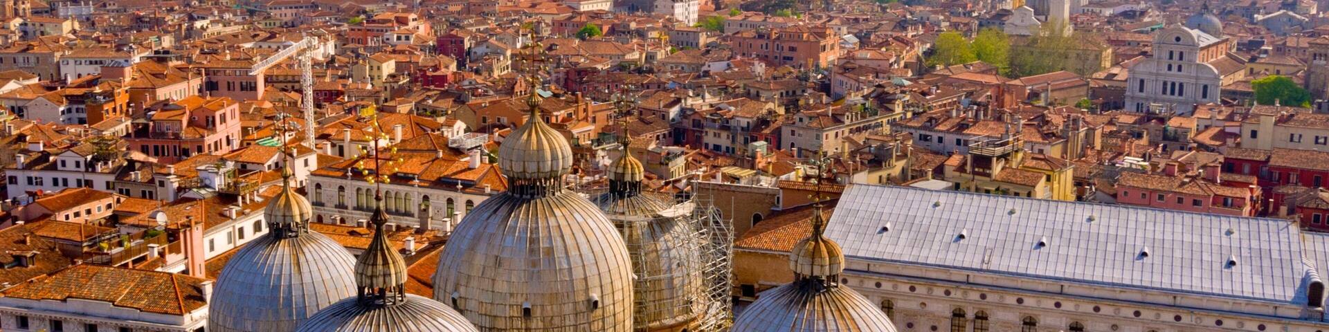 Basílica de San Marcos que incluye una iglesia o catedral, patrimonio de arquitectura y elementos religiosos