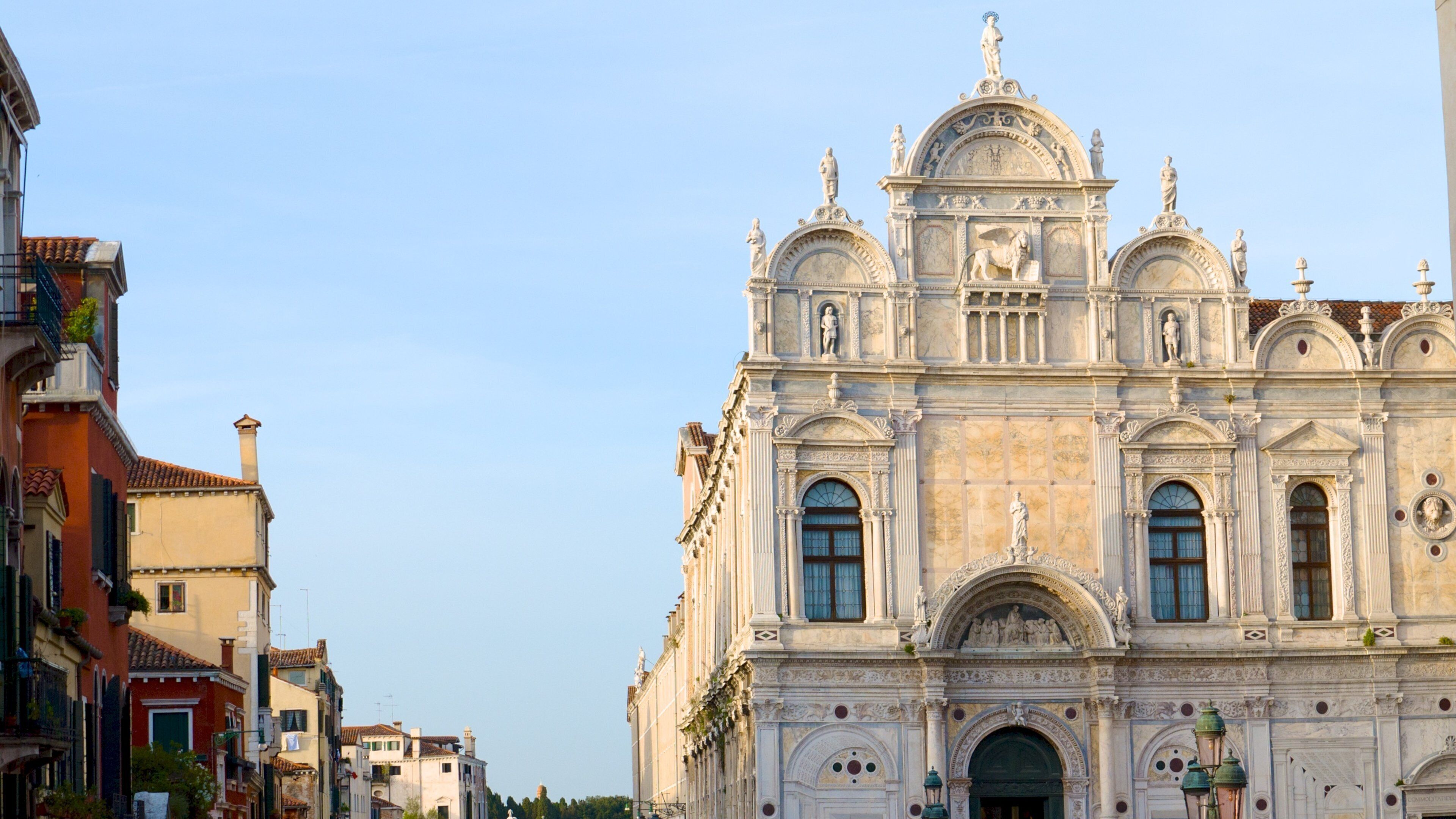 Iglesia de Santa María de los Milagros que incluye una iglesia o catedral, elementos religiosos y una ciudad