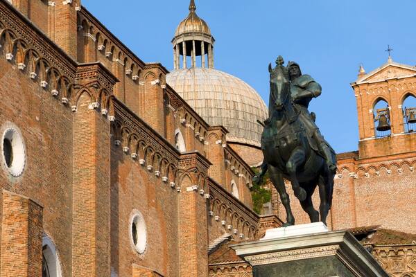 Chiesa di Santa Maria dei Miracoli che include elementi religiosi e monumento