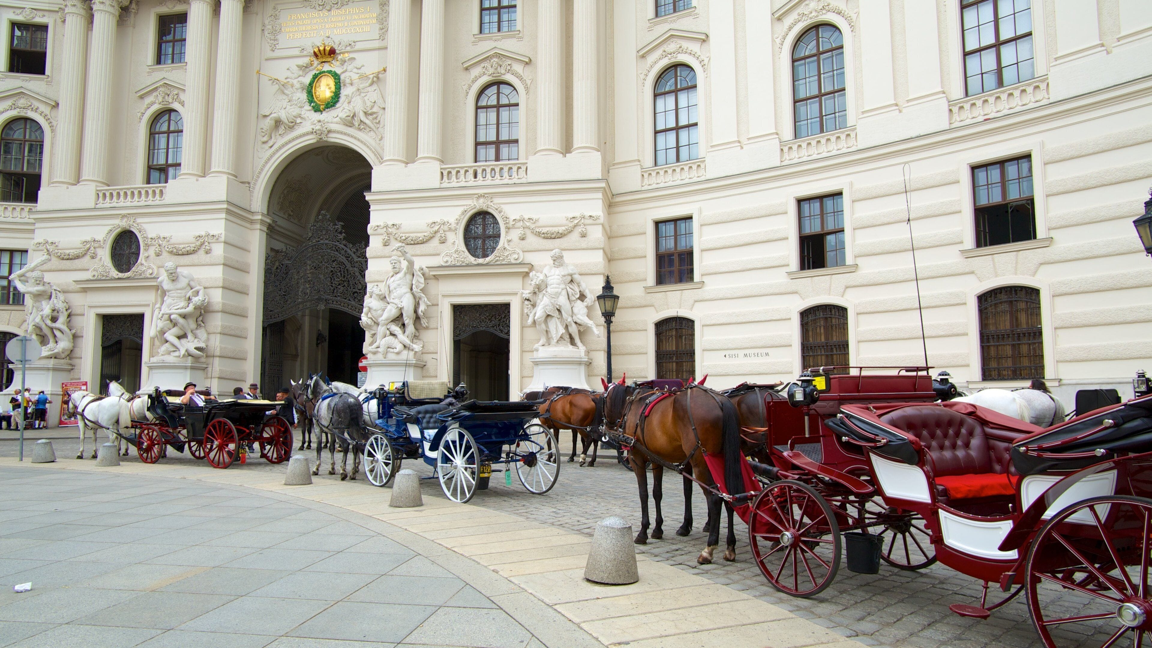 Hofburg Imperial Palace showing chateau or palace, heritage architecture and a city