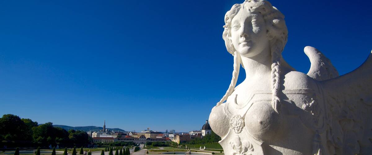 Schloss Belvedere mit einem Monument, Statue oder Skulptur und Park