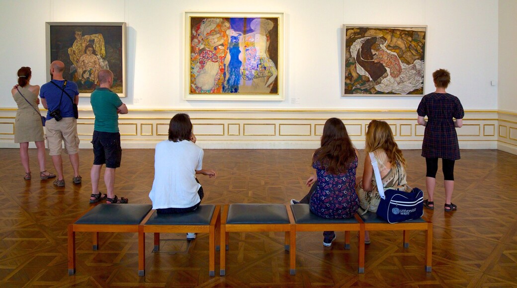 BelvédÚre qui includes art et vues intérieures aussi bien que petit groupe de personnes