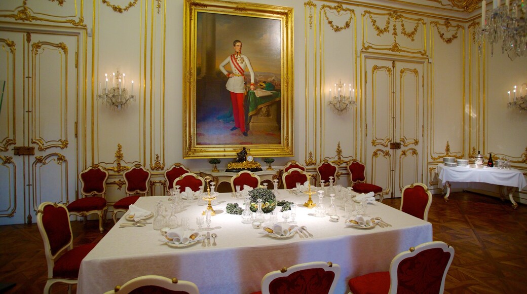 Schloss Schönbrunn presenterar ett slott och interiörer