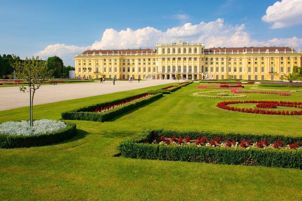 Ein prächtiges Schloss mit symmetrischen Gärten und gepflegten Rasenflächen.