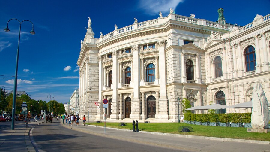 Burgtheater qui includes ville, scènes de théâtre et scènes de rue