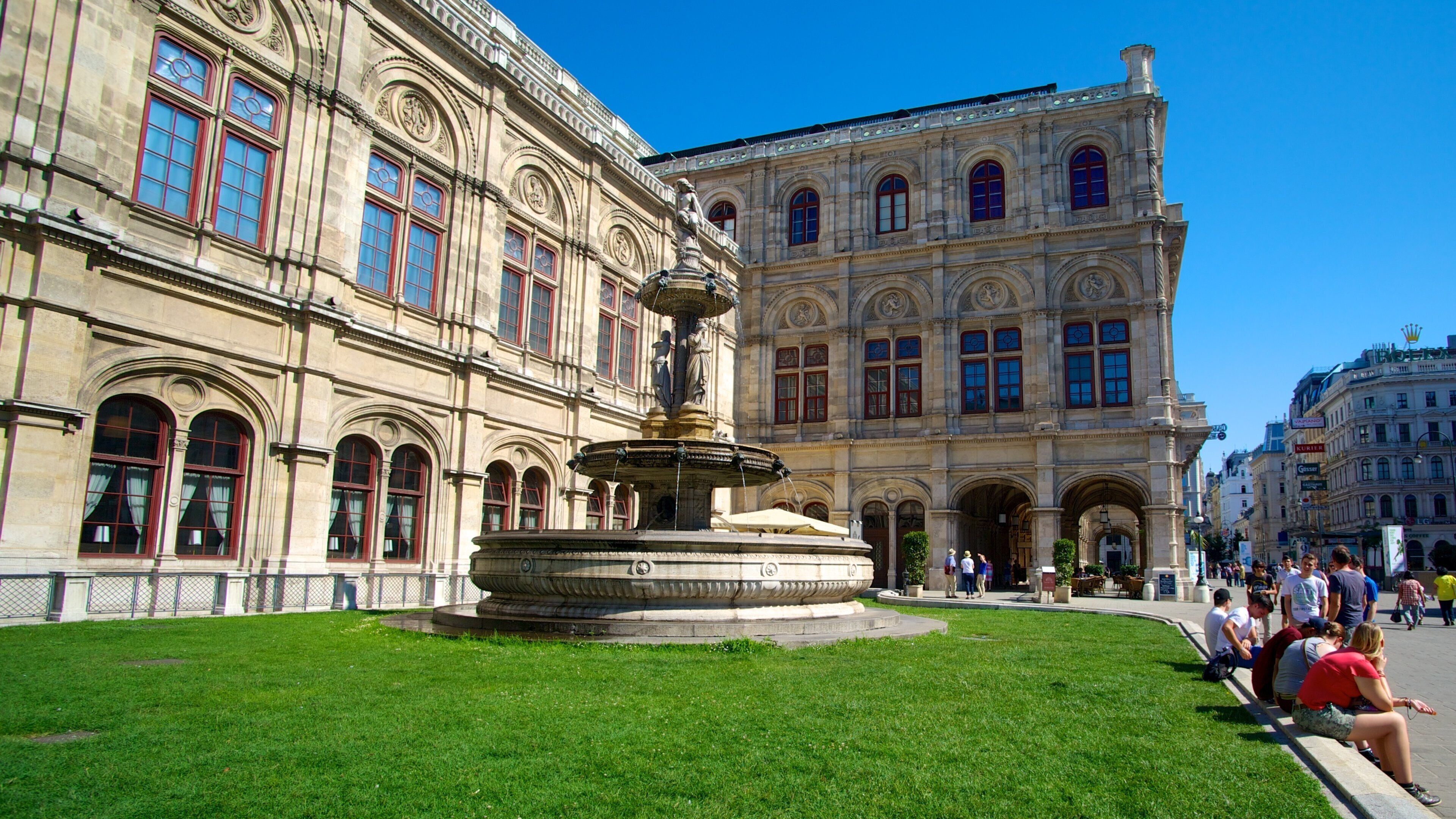 Vienna State Opera showing a city, street scenes and a fountain