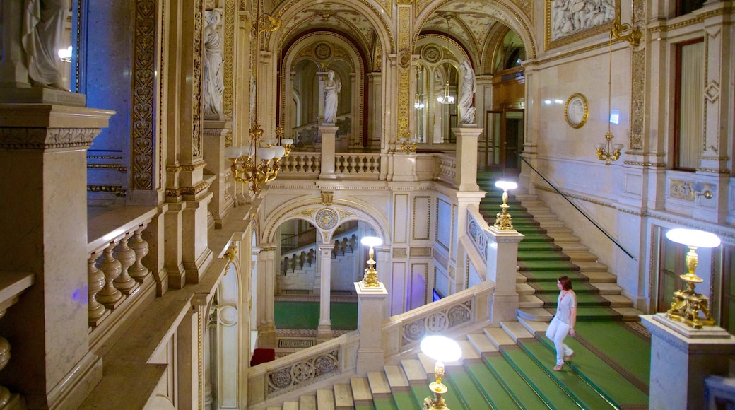 維也納國家歌劇院 呈现出 歷史建築 和 內部景觀 以及 一名女性