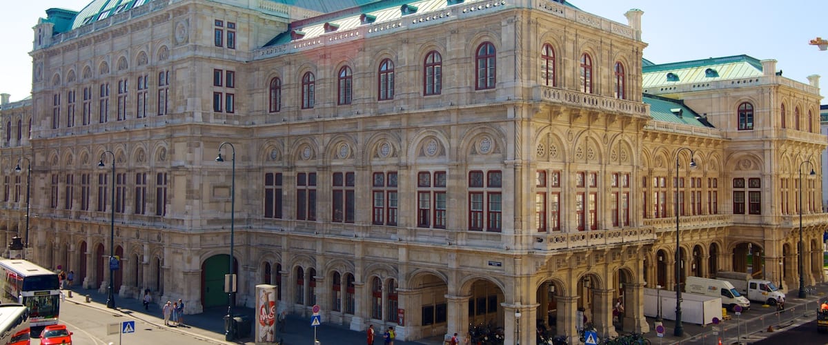 Wien-operan som inkluderar en stad, gatuliv och historisk arkitektur