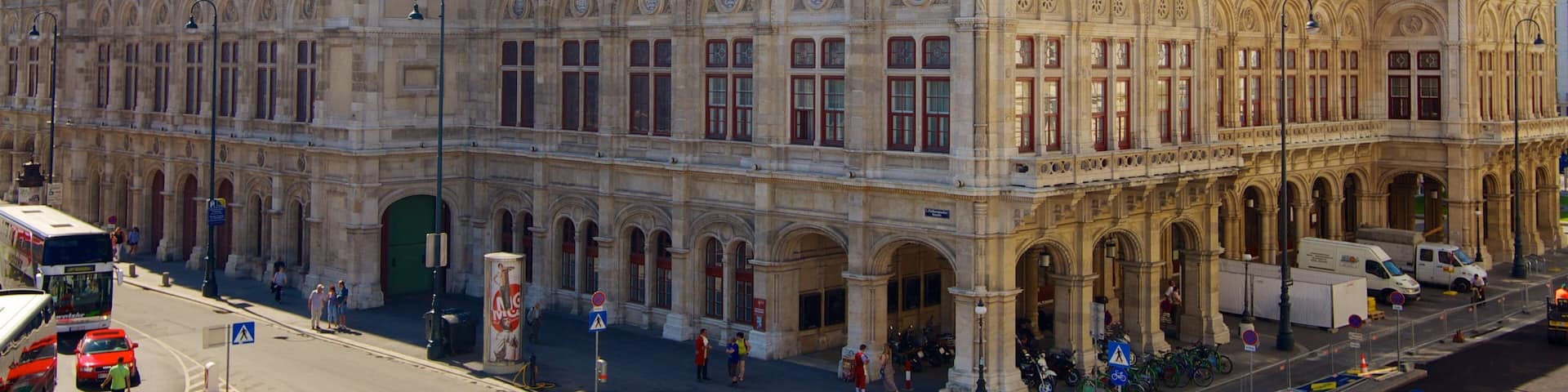 Wiener Staatsoper welches beinhaltet Stadt, historische Architektur und StraĂenszenen