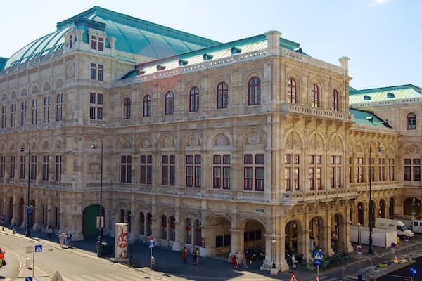 Wien-operan som inkluderar en stad, gatuliv och historisk arkitektur
