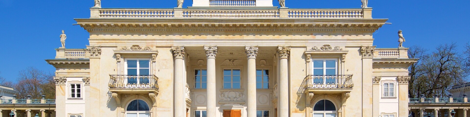 Lazienki Palace showing a castle and heritage elements