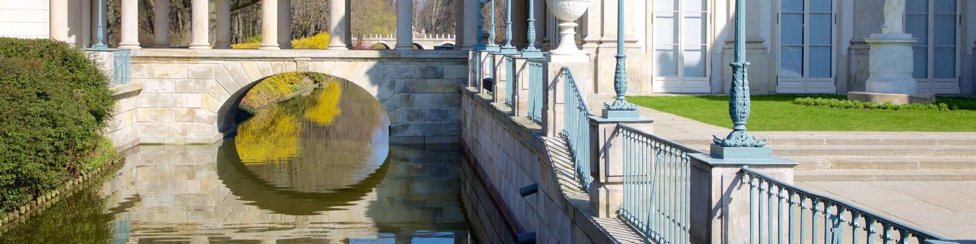 Lazienki-Palast das einen Palast oder Schloss und Fluss oder Bach