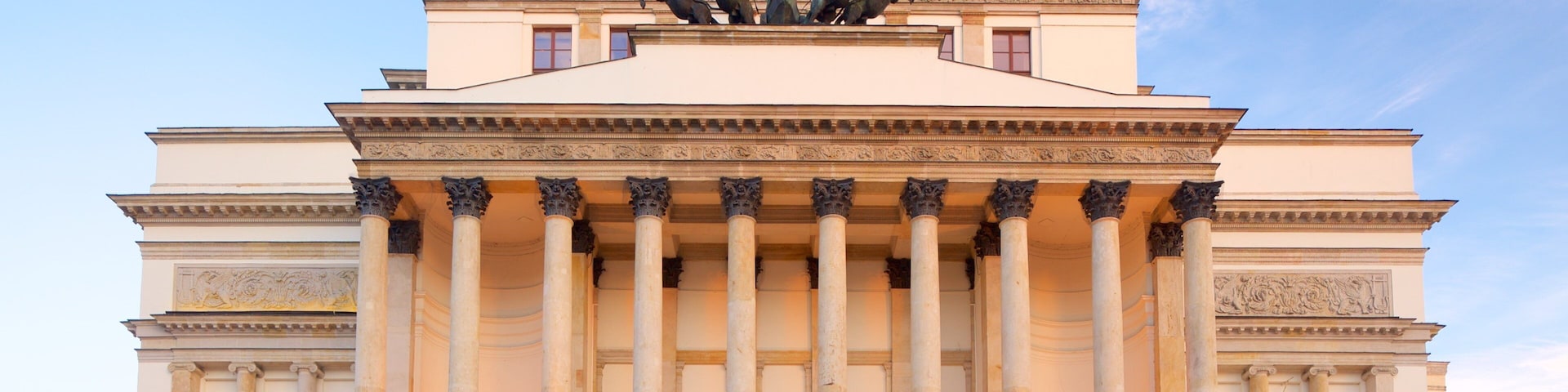 Teatro Nacional caracterizando elementos de patrimônio e arquitetura de patrimônio