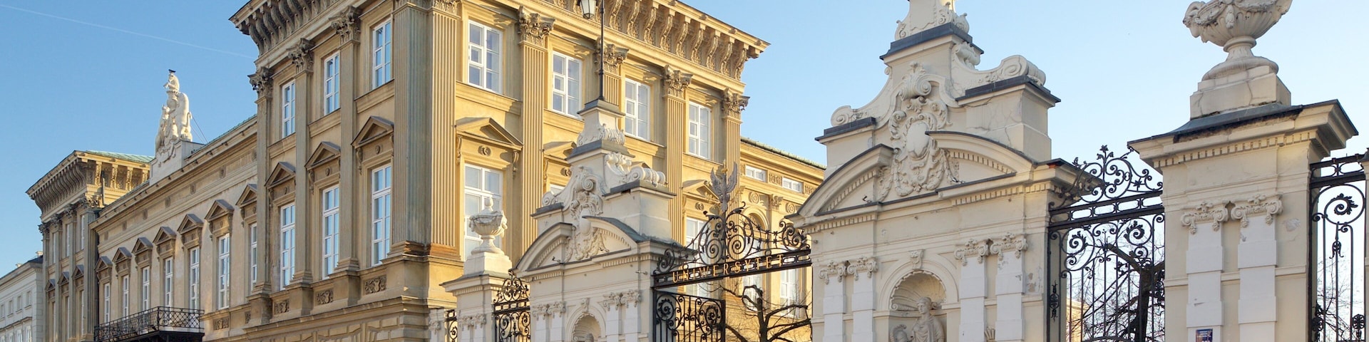 Universidad de Varsovia ofreciendo arquitectura patrimonial y elementos patrimoniales