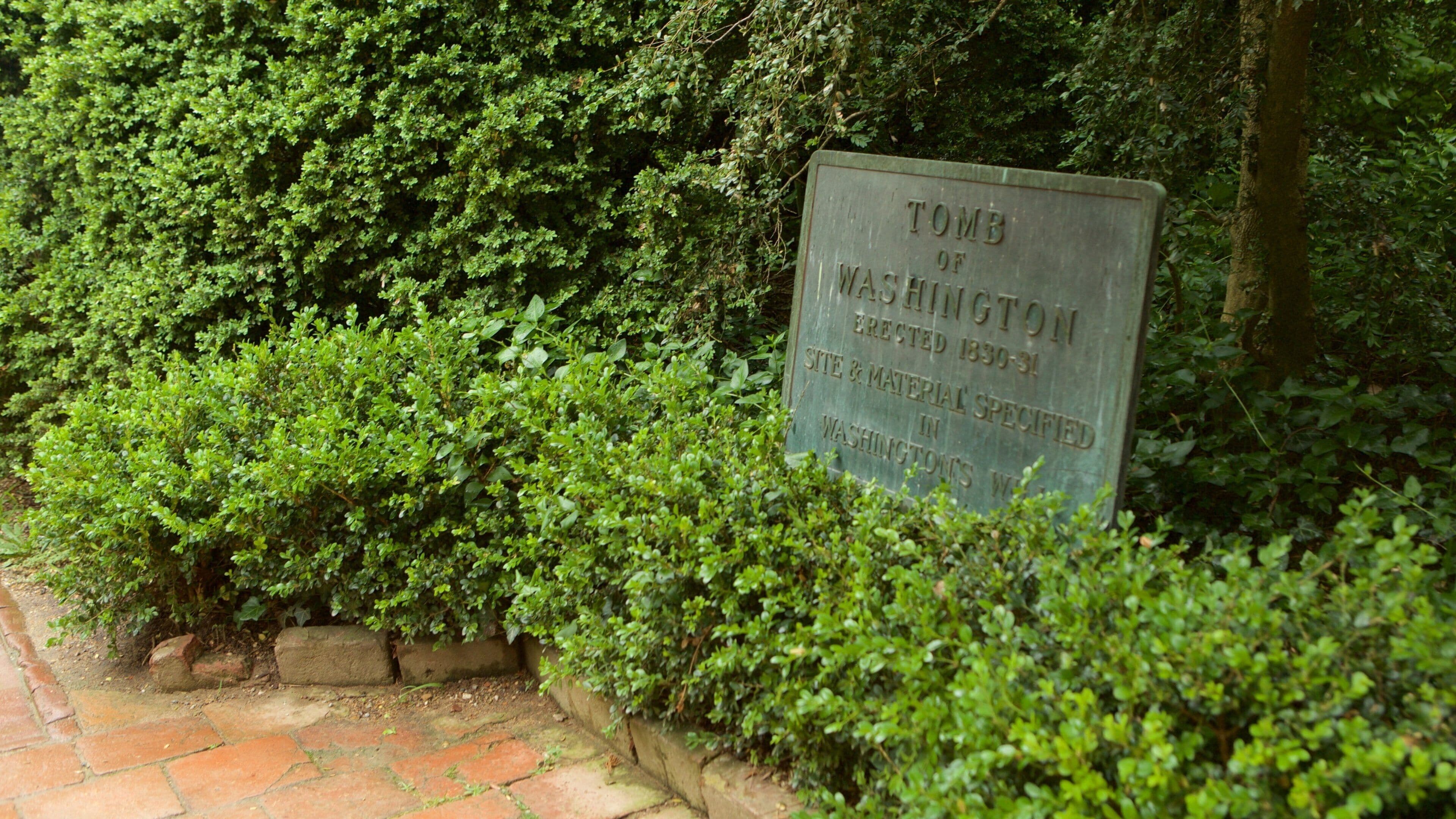 George Washington\'s Mount Vernon que incluye un monumento y un jardín